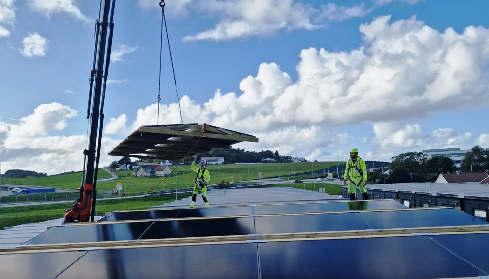 Å installere og demontere solcellepaneler er blitt rutine.