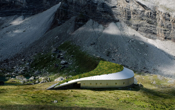 FØLGER FLYTEN I FJELLET. Snøhettas nye fjellhytte i Pyreneene er utformet for å ha minst mulig påvirkning på flora, fauna og områdets naturlige skjønnhet. Illustrasjon: Snøhetta