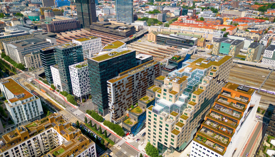 Kontorbyggene i Barcode er blant annet hjem for DNB, KLP og Deloitte. DNB opplyser at sedumtak fungerer fint til vannfordryøning, men byr på noen driftsmessige utfordringer. Foto: Bergknapp