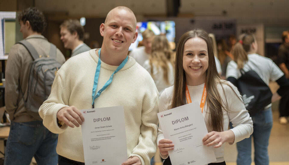 Jonas Strøm Scheie og Maren Anita Ødegård fikk pris for å ha skrevet beste veifaglige og beste jernbanefaglige masteroppgaver på NTNU i 2024.