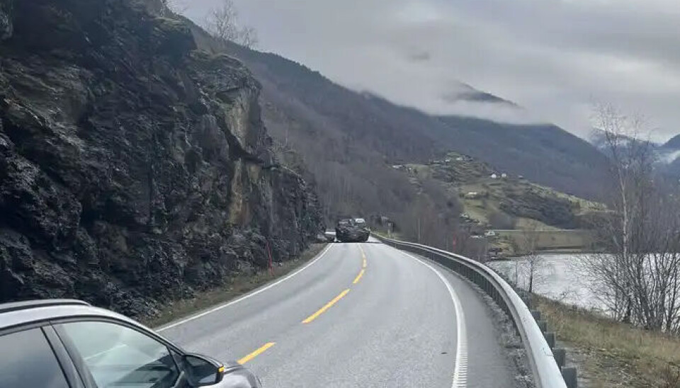 En stor steinblokk sperrer E16 ved Naustavikneset mellom Onstadtunnelen og Fretheimtunnelen i Aurland. Foto: Politiet / Handout / NTB