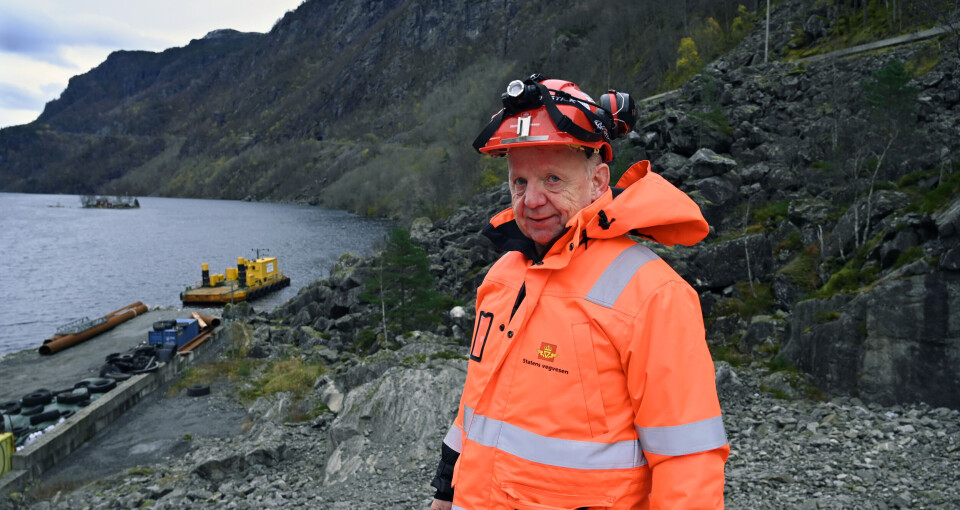 Prosjektleder Geir Strømstad fotografert i Lovra der tunnelen kommer. Foto: Statens vegvesen