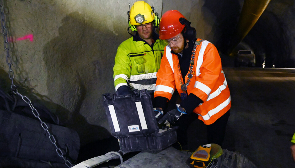 Bergsprenger Christian Solheim fra Implenia/Stangeland hjalp Kvitsøy-ordfører Kjell André Nordbø til å trykke på knappen på den første salven på den største Rogfast-kontrakten. Foto: Statens vegvesen Bergsprenger Christian Solheim fra Implenia/Stangeland hjalp Kvitsøy-ordfører Kjell André Nordbø til å trykke på knappen på den første salven på den største Rogfast-kontrakten. Foto: Statens vegvesen