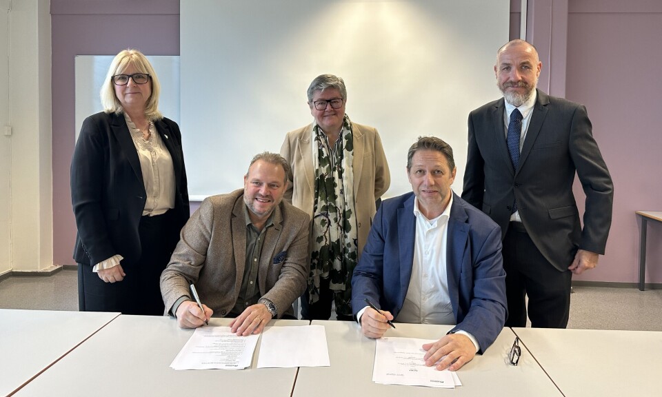 Fra venstre bak: Lise Hagen Rebbestad, fylkesråd for opplæring og kompetanse, Anette Marie Solli, fylkesrådsleder, Tom Staahle, fylkesråd for finans og organisasjon, foran: Øyvind Øveraas, prosjektsjef Betonmast og Christian Andvik, avdelingsleder eiendom.