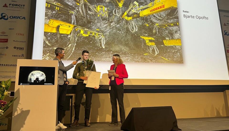 Gaute Sikveland (midten), kollega av vinneren Bjarte Opofte, tok imot vinnerbildet på vegne av fotografen. Prisen ble delt ut av Kjersti Kvalheim Dunham og Arve Brekkhus.
