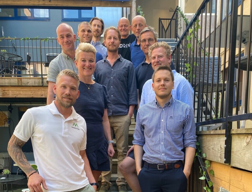 Fra venstre: Tor Øystein Osa Michalsen (Massivtre AS), Kristin Vedum (InnoTre), Hans Svindland (Sørlaminering), Preben Aanensen (UiA), Tov Ramberg (Procon Rådgivende Ingeniører), Aasmund Bunkholt (Trefokus), Rune Abrahamsen (Moelven Limtre), Jørgen Tycho (OsloTre), Bjørn Nordermoen 8Woodcon), Krister Moen (InnoTre), Simen Wahlstrøm (Norconsult). Splitkon, Vestlandske Limtreindustri og Backe var ikke til stede da bildet ble tatt. Foto: BN3