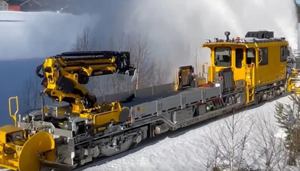 Bane Nor har kjøpt inn 12 nye skinnegående arbeidsmaskiner for å være bedre forberedt på norsk vinter. Foto: Bane Nor