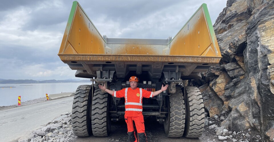 Ingebrigt Loe, hos Bertelsen og Garpestad AS kan konstatere at de elektriske Sanny dumperne ruver. Såhar da også kassen plass til formidable 33-38 m3, eller omtrent fem lastebil-lass.