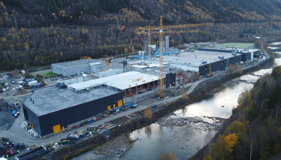 De første avdelingene i oppdrettsanlegget er satt i drift. Når hele anlegget etter planen skal stå ferdig på sensommeren til neste år, vil også Hima Seafood sitt første parti med fisk være klar for slakting. Anlegget, som bygges på Svadde i Rjukan, får en kapasitet på 150 tonn ørret i uka. (Bildet ble tatt i midten av oktober).