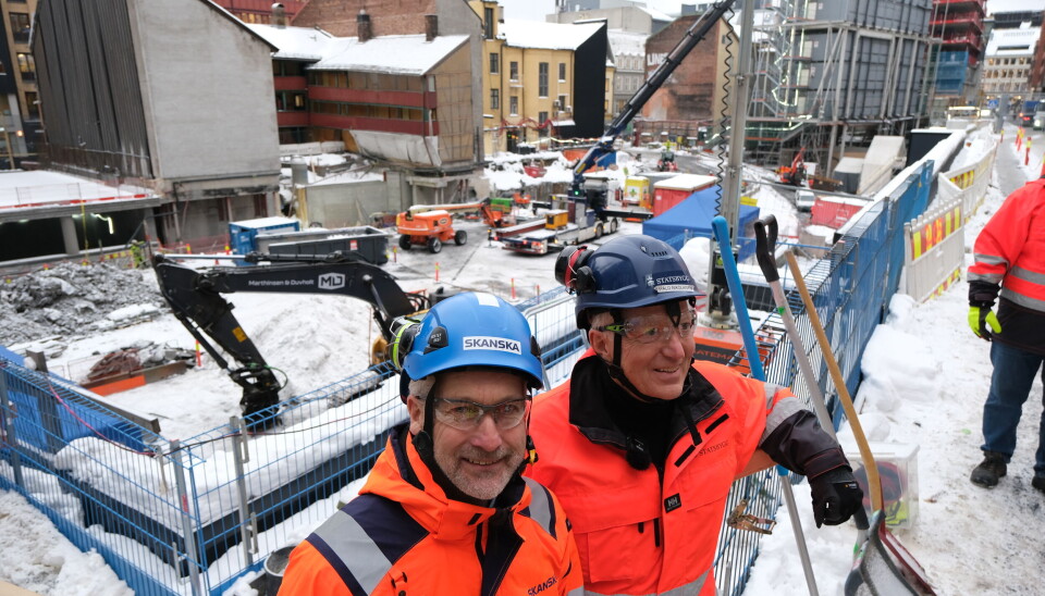 Stein Ivar Hellestad i Skanska og Harald Nikolaisen i Statsbygg markerte byggestart for byggetrinn to i regjeringskvartalet.