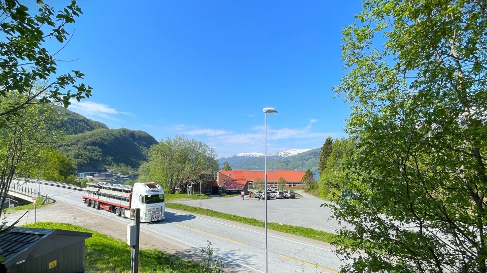 Midt i sørøyet: Idylliske Kobbelv vertshus ligger høyt over fjorden tett inntil dagens E6 og nesten midt mellom Fauske Bognes. Foto: Statens vegvesen