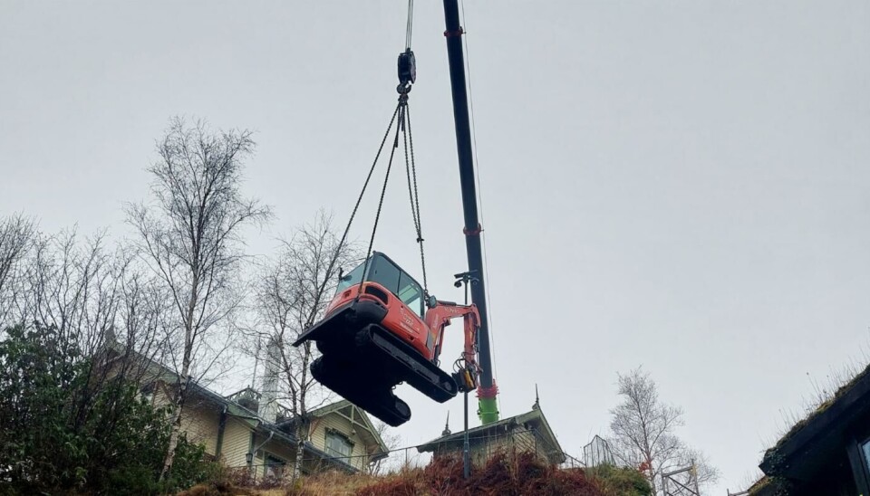 Slik så det ut da en gravemaskin ble løftet ned til nedsiden av Troldhaugen.
Foto: Jostein Pedersen/Bergen kommune