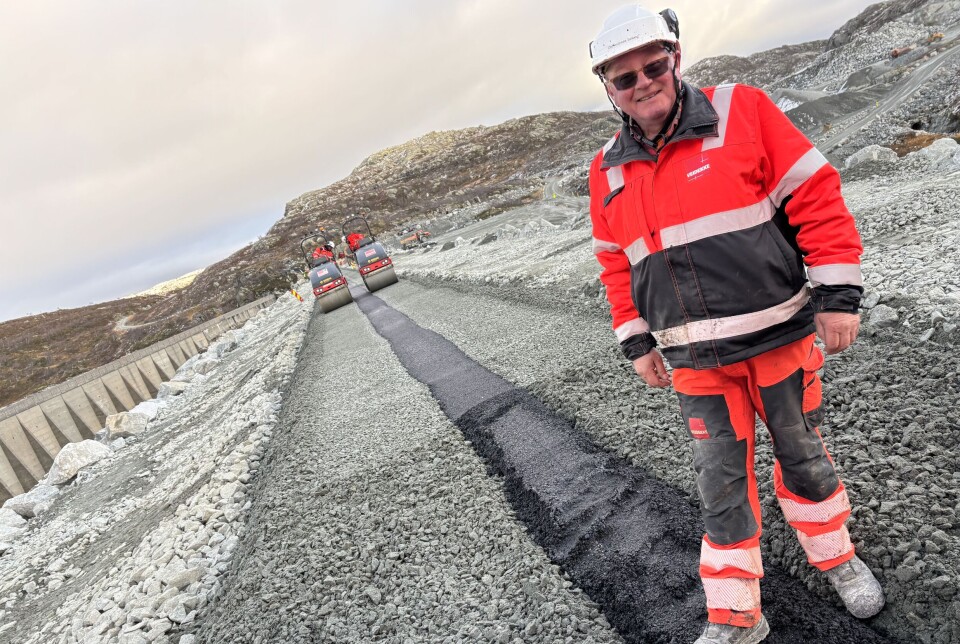 Veidekke-bas Ole Andreas Sellæg på toppen av den 30 meter høye asfaltkjernen (sort) i demningen på Kjela-dammen på Haukelifjell. Foto: Geir Lange, Veidekke