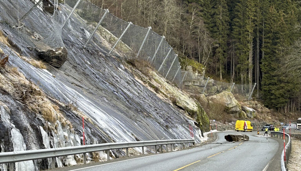 En stor stein raste ut i veibanen på fylkesvei 55 ved Årøy i Sogndal mandag.
Foto: Politiet / handout / NTB