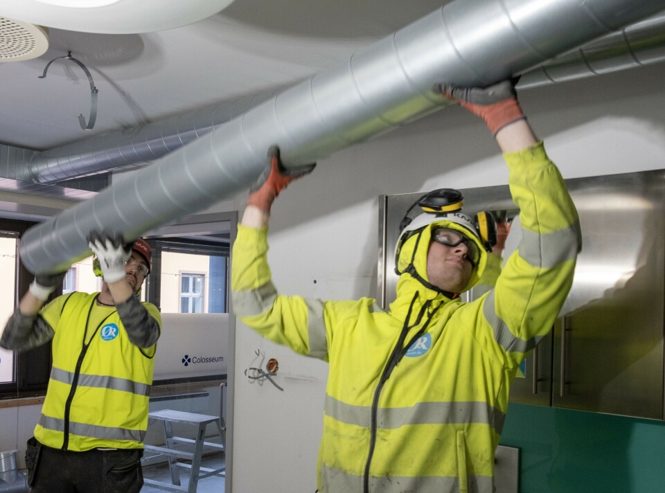 Mats Norheim Engebretsen (til venstre) og Skirmantas Liepinis i Øst-Riv demonterte ventilasjonskanaler i næringsbygg på Grünerløkka i januar i år. Illustrasjonsfoto: Marius Lysø