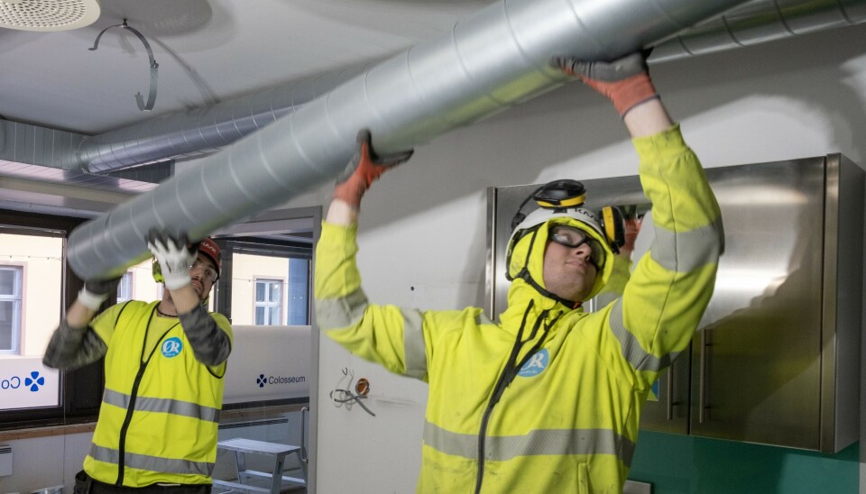 Skirmantas Liepinis (til venstre) og Mats Norheim Engebretsen i Øst-Riv demonterer ventilasjonskanaler i næringsbygg på Grünerløkka. Foto: Marius Lysø