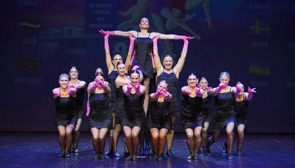 Dansetroppen fra 2dance Skedsmokorset har representert Norge i både EM og VM. Mari Wæraas fra NCC løfter her opp en av meddanserne sine (til høyre). Foto: Privat