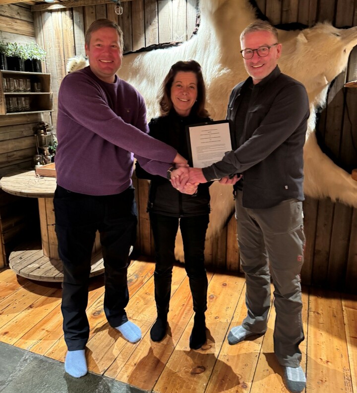 Fra venstre: Matias Warsta (CEO i Puolustuskiinteistöt), Maria Bredberg-Petterson (generaldirektør i Fortifikationsverket) og Thorbjørn Thoresen (direktør i Forsvarsbygg).