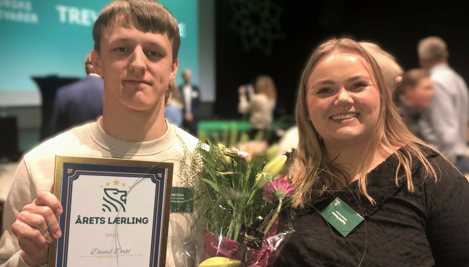 Daniel Dahl (19) er lærling ved snekkerbedriften Hansen & Justnæs AS i Kristiansand. Under Trevaredagene 2025 på Gardermoen ble han kåret til «Årets lærling» i norsk trevarebransje. Her sammen med rådgiver Ingrid Finnes i Norske Trevarer, som har ungdommer og rekruttering som ett av sine ansvarsområder i bransjeforeningen. Foto: Norske Trevarer Daniel Dahl (19) er lærling ved snekkerbedriften Hansen & Justnæs AS i Kristiansand. Under Trevaredagene 2025 på Gardermoen ble han kåret til «Årets lærling» i norsk trevarebransje. Her sammen med rådgiver Ingrid Finnes i Norske Trevarer, som har ungdommer og rekruttering som ett av sine ansvarsområder i bransjeforeningen. Foto: Norske Trevarer