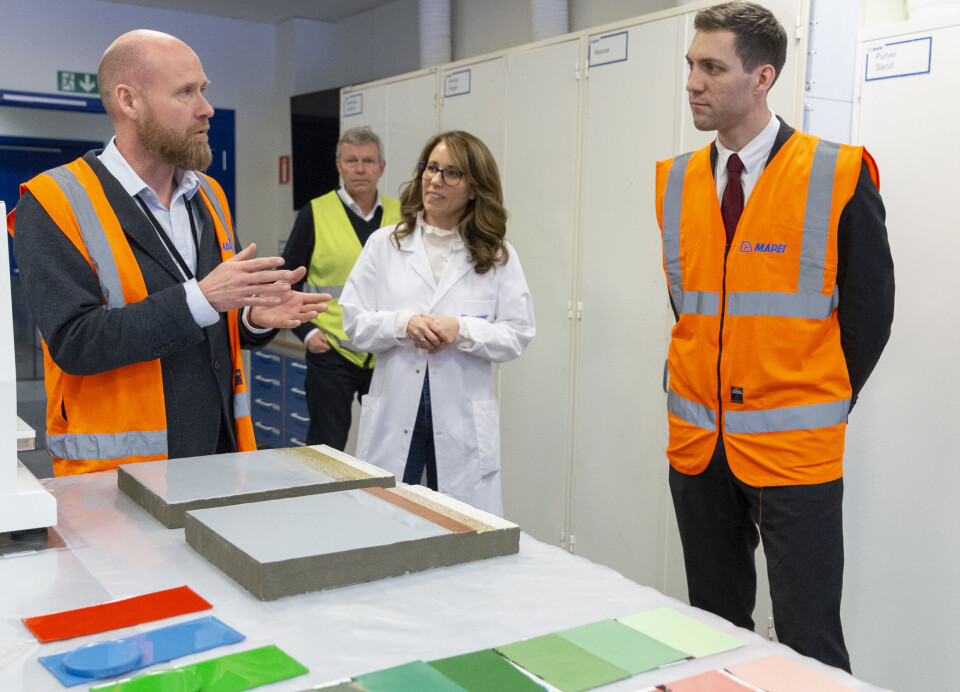 F.v. Teknisk sjef Paul Stavem, fabrikksjef Werner Seigerud, FoU-leder Kine Jonassen og klima- og miljøminister Andreas Bjelland Eriksen. F.v. Teknisk sjef Paul Stavem, fabrikksjef Werner Seigerud, FoU-leder Kine Jonassen og klima- og miljøminister Andreas Bjelland Eriksen.