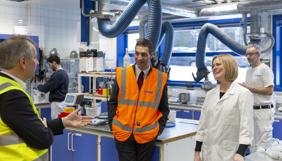 F.v. Administrerende direktør i Mapei Trond Hagerud, Klima- og miljøminister Andreas Bjelland Eriksen, FoU-ansvarlig mørtelprodukter Charlotte Fagernæs. F.v. Administrerende direktør i Mapei Trond Hagerud, Klima- og miljøminister Andreas Bjelland Eriksen, FoU-ansvarlig mørtelprodukter Charlotte Fagernæs.