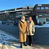 Kristin Folge (t.v.) og Hilde Vatne foran den aktuelle eiendommen i Gunnar Schjelderups vei 9 på Storo i Oslo. Foto: JM/L.A.Lund
