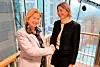 Iselin Bauer Seeberg (t.h.) overtar stafettpinnen fra Siri Bergh. Foto: NHO Byggenæringen