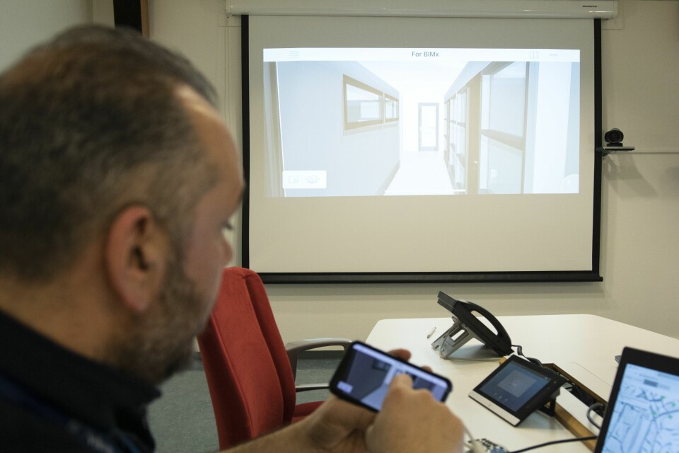 Mario Rinaldi demonstrerer BIMx og viser hvordan den interaktive 3D-modellen gir tilgang til data og gjør det mulig å sette seg inn i komplekse problemstillinger fra mobilen. Klikk for større versjon Mario Rinaldi demonstrerer BIMx og viser hvordan den interaktive 3D-modellen gir tilgang til data og gjør det mulig å sette seg inn i komplekse problemstillinger fra mobilen.