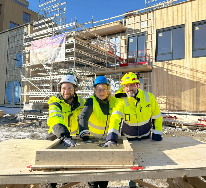 Prosjektleder Roman Artemov, ordfører Cecilie Dahl-Jørgensen Pind (H) og prosjekteringsleder Dennis Spinos i NCC. Spinos synes det er ekstra morsomt å få være med på dette siden han bor lokalt og har fulgt prosjektet fra dag én.