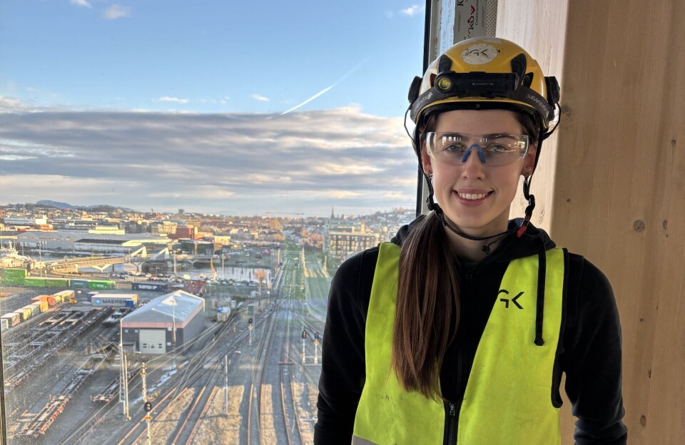 Rørlegger Julie Forseth (21) i GK sier hun drar på jobb, selv om hun er litt snufsete. Foto: Privat