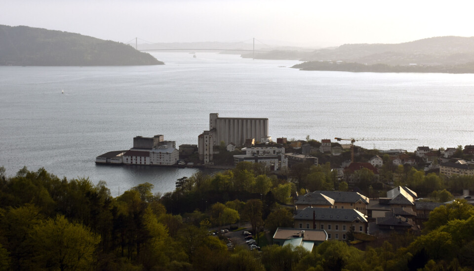Byfjorden med utsikt til Askøy, Askøybrua med Hegreneset og Sandviken sykehus i forgrunnen.