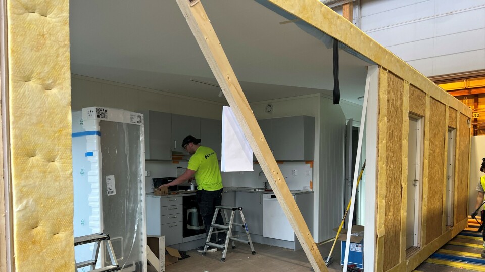 De åtte modulene som skal settes sammen til en firemannsbolig i Ukraina, leveres komplett med både møbler og hvitevarer. Til og med dobørste blir med fra Moelv til Ukraina.