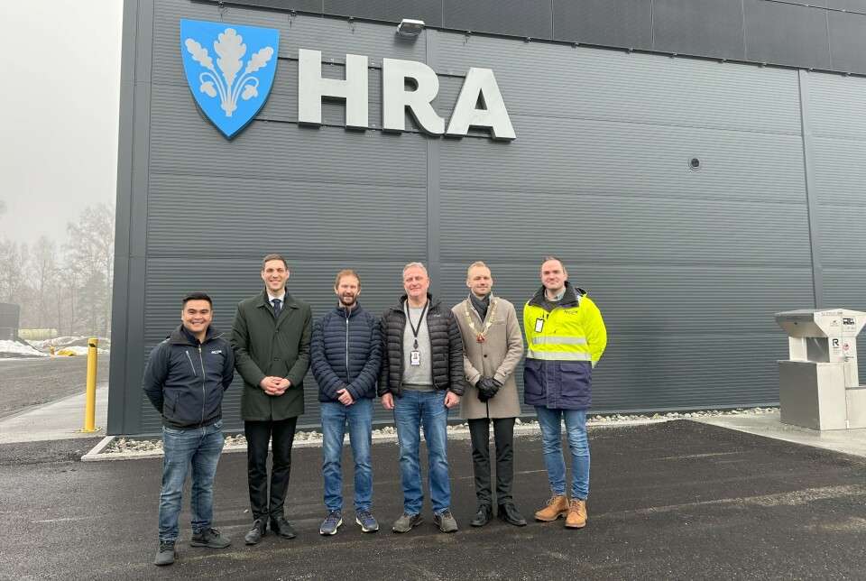 Fra venstre: Bao Huynh, prosjektleder i NCC, klima- og miljøminister Andreas Bjelland Eriksen, Kim Karlsen, Øvre Eiker kommune, Øyvind Harstad, Øvre Eiker kommune, Adrian Tollefsen, ordfører i Øvre Eiker kommune og Bjørn Kristian Hole, avdelingsleder, NCC Building Nordics. Foto: NCC Fra venstre: Bao Huynh, prosjektleder i NCC, klima- og miljøminister Andreas Bjelland Eriksen, Kim Karlsen, Øvre Eiker kommune, Øyvind Harstad, Øvre Eiker kommune, Adrian Tollefsen, ordfører i Øvre Eiker kommune og Bjørn Kristian Hole, avdelingsleder, NCC Building Nordics. Foto: NCC