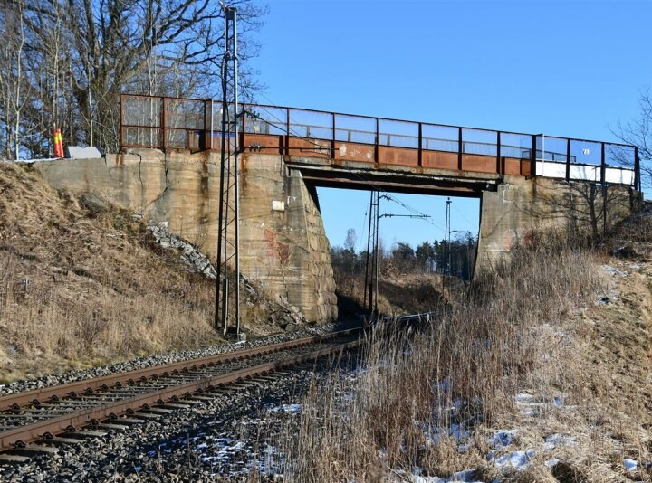 Burum bru har vært stengt i over ett år på grunn av skader. Ordfører René Rafshol (H) er fortvilet, og forventer at hans eget parti følger opp landsmøtets vedtak fra i vår om at staten fortsatt skal ha ansvar for bruer staten har bygd.