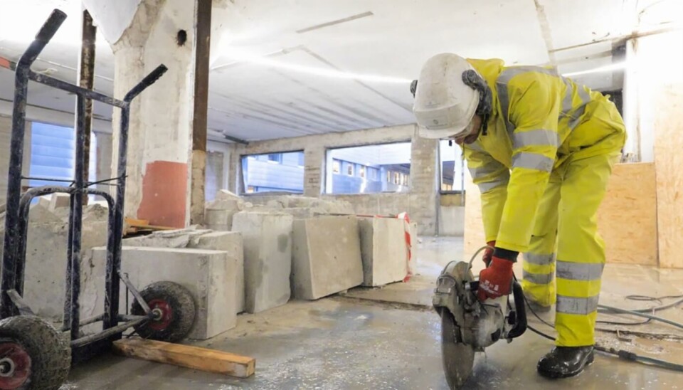 Normalt sages betongen i små blokker, men i Føniks-prosjektet blir elementene større for å senere kunne brukes som vegger. Foto: Frydenbø Eiendom