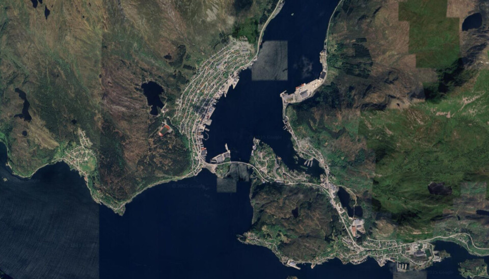 13 personer ble evakuert fra husene sine etter at det gikk et steinras i Deknepollen i Kinn i forrige uke. Alle får nå flytte hjem igjen. Foto: Google Earth