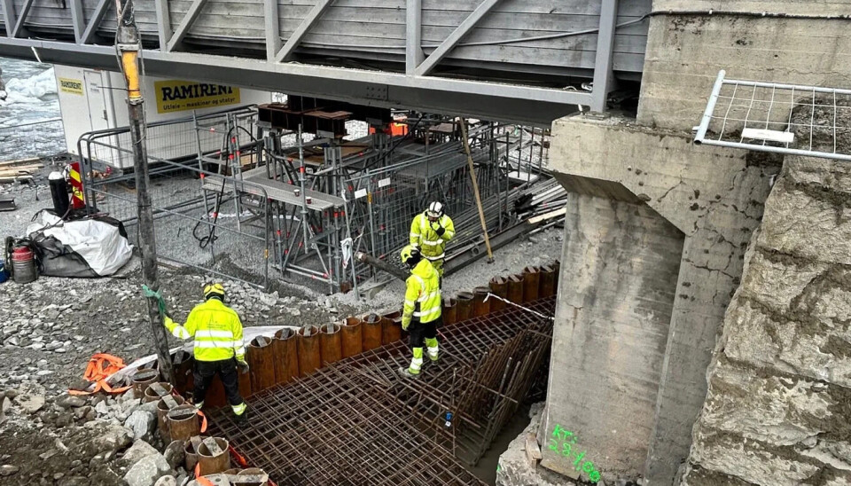 Arbeidet med Otta bru pågår døgnkontinuerlig og har ifølge Bane Nor god fremdrift. Denne uka pågår det støping rundt landkaret. Foto: Bane Nor