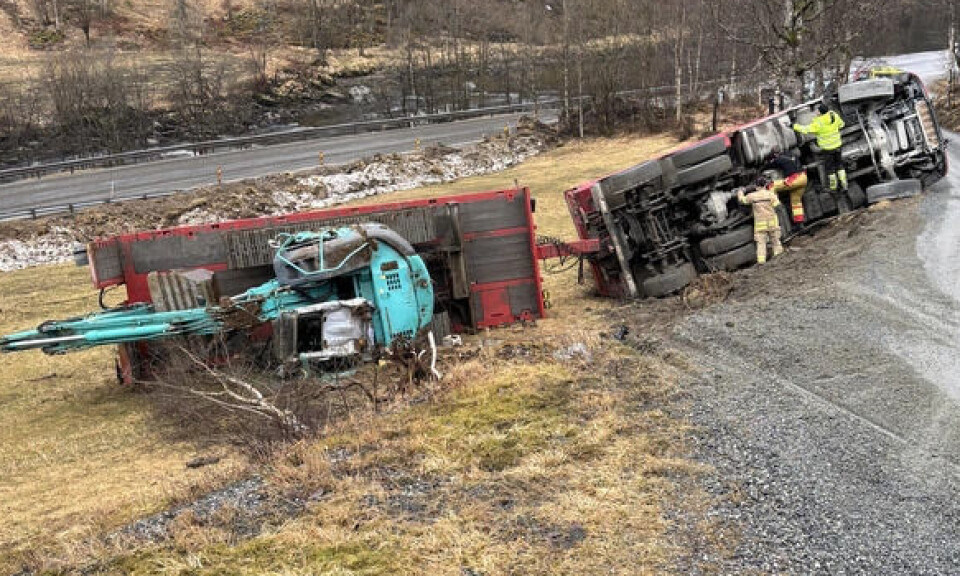 Nødetatene rykket ut til ulykken i Voss der en lastebil med en gravemaskin på henger veltet. Foto: Politiet