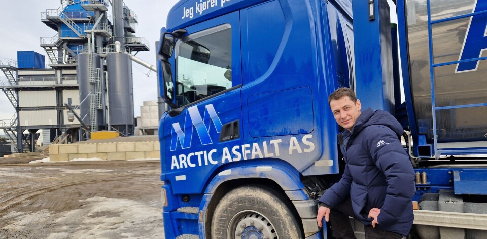 Daglig leder Sjur Hansen foran den nye asfaltfabrikken som ble tatt i bruk i 2022. Foto: Jarle Skoglund