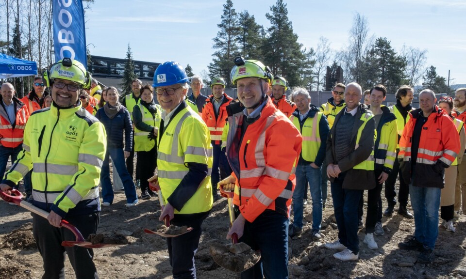 Daniel Siraj, konsernsjef i OBOS (fra venstre), James Stove Lorentzen, byråd for byutvikling i Oslo kommune, og konserndirektør for bygg i Veidekke, Hans Olav Sørlie. Foto: Marius Lysø