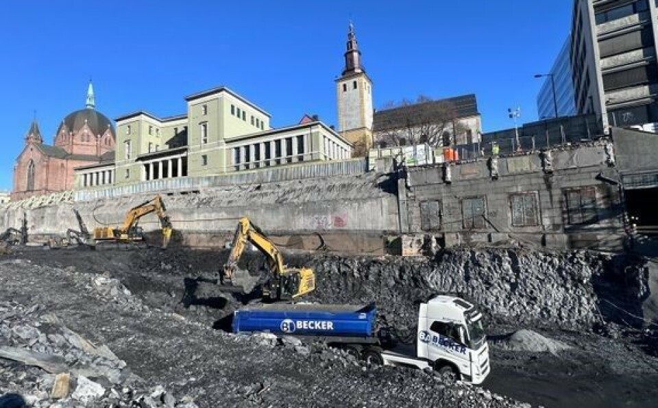 Vegvesenet skal kjøre ut 150.000 tonn steinmasser i arbeidet med å senke Hammersborgtunnelen under regjeringskvartalet i Oslo sentrum. Svartskiferen kjøres ut med elektriske semitrailere. Nå blir det krav om at massetransporten i vegprosjektene til Vegvesenet blir uten utslipp av CO2. Foto: Per Kollstad/Statens vegvesen