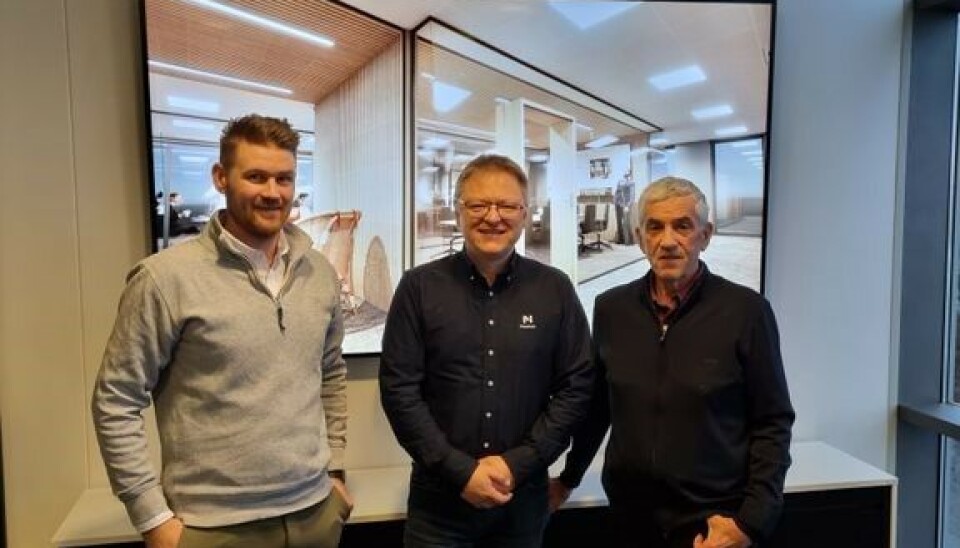 Endre Dyngeland (f.v.) i Bergen Prosjekt og Sotra Entreprenør, Rune Dalen i Moelven Modus og Yngve Veland i Bergen Prosjekt og Sotra Entreprenør. Foto: Moelven