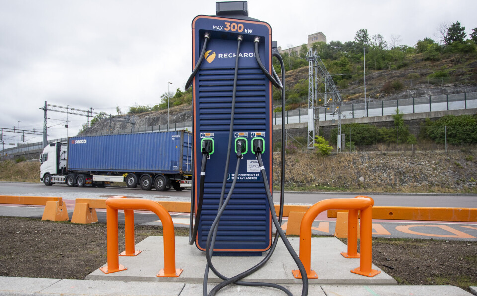 Senterpartiet peker blant annet på manglende infrastruktur som en dyr utfordring. Her en lader for el-lastebil ved Oslo havn. Illustrasjonsfoto: Frederik Ringnes / NTB
