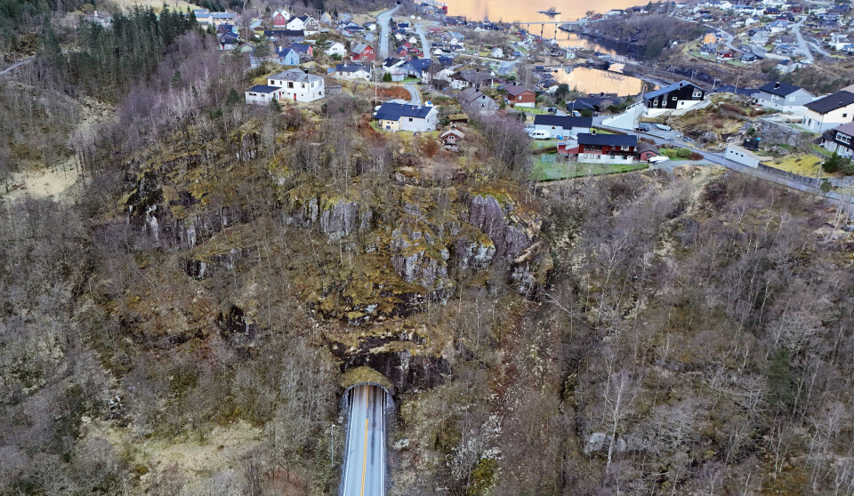 Dagens E16 på Helle ved Lågaskartunnelen i retning Stanghelle. Området til venstre for dagens E16 er ett av områdene som skal skredsikres. Her skal det etter hvert sprenges ut ny veitunnel mellom Helle og Vaksdal. Foto: Statens vegvesen