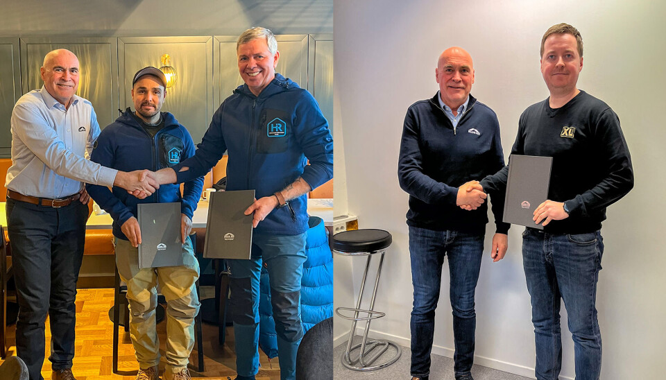 Kjedesjef Mikal Stapnes sammen med Jan Kenneth Raun og Knut Henanger i HIR Bygg (bildet til venstre) og Martin Lunestad i XL-BYGG Kvam (bildet til høyre). Foto: Hellvik Hus