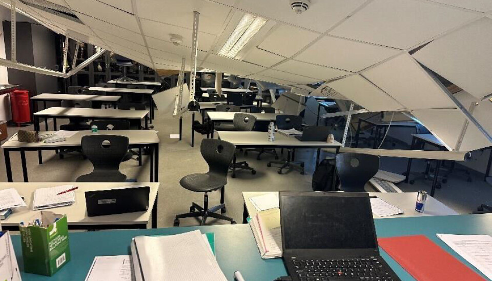 Slik så klasserommet ved Hellerud videregående skole ut like etter at himlingen hadde brutt sammen. Bildet er fra rapporten Oslobygg har bestilt.