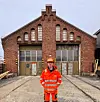 Peab legger nytt betonggulv i den historiske verkstedhallen. Foto: Peab