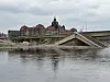 Deler av Carola-brua i Dresden raste sammen midt på natten i september i fjor. I bakgrunnen ses det barokke regjeringsbygget til fristaten Sachsen.