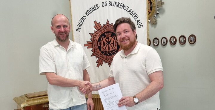 Dan Ruben Wiig Aadland fra A2G (t.v.) og Karl Strømsnæs fra Stiftelsen Blikkenslagermestrenes Opplæringskontor.