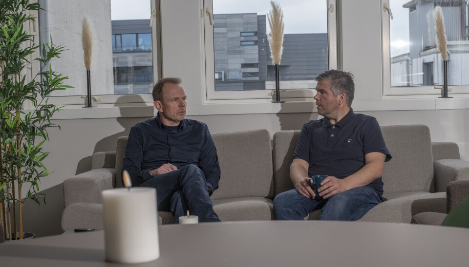 Vi må bry oss om kollegene våre. Vi må ta vare på hverandre, si hei om morgenen, ta en kaffekopp og tørre å ta tak i det hvis du ser en kollega som ser tung eller sliten ut, sier daglig leder Arne Bjørseth Nilsen (til venstre) og avdelingsleder for byggservice Lars Inge Larsen i HSH Entreprenør.